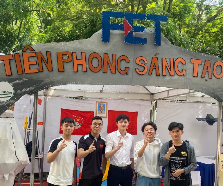 Sinh viên Khoa Điện tử Viễn thông tham gia Hội trại truyền thống UET Connect
