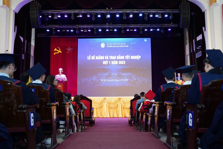 Chúc mừng các tân tiến sĩ, tân thạc sĩ, tân kỹ sư, tân cử nhân Khoa Điện tử Viễn thông, trường Đại học Công nghệ!