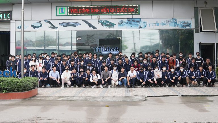 Sinh viên Khoa Điện tử Viễn thông tham quan công ty INTECH