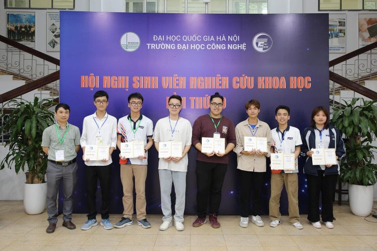 Sinh viên Khoa Điện tử Viễn thông tham gia Hội nghị Sinh viên Nghiên cứu Khoa học cấp ĐHCN