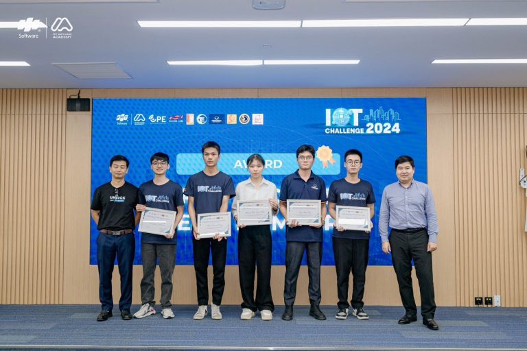 [IoT Challenge 2024] Sinh viên Khoa Điện tử  Viễn thông tỏa sáng tại cuộc thi IoT Challenge 2024
