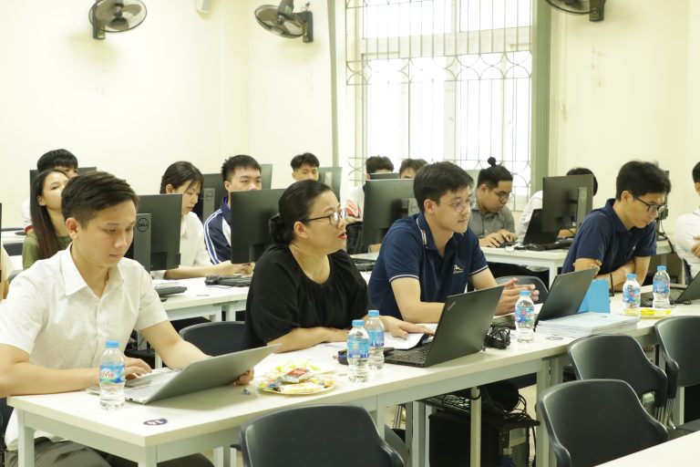 Sinh viên ngành Kỹ thuật Robot và Kỹ thuật Máy tính bảo vệ Đồ án tốt nghiệp đợt 1 năm 2025